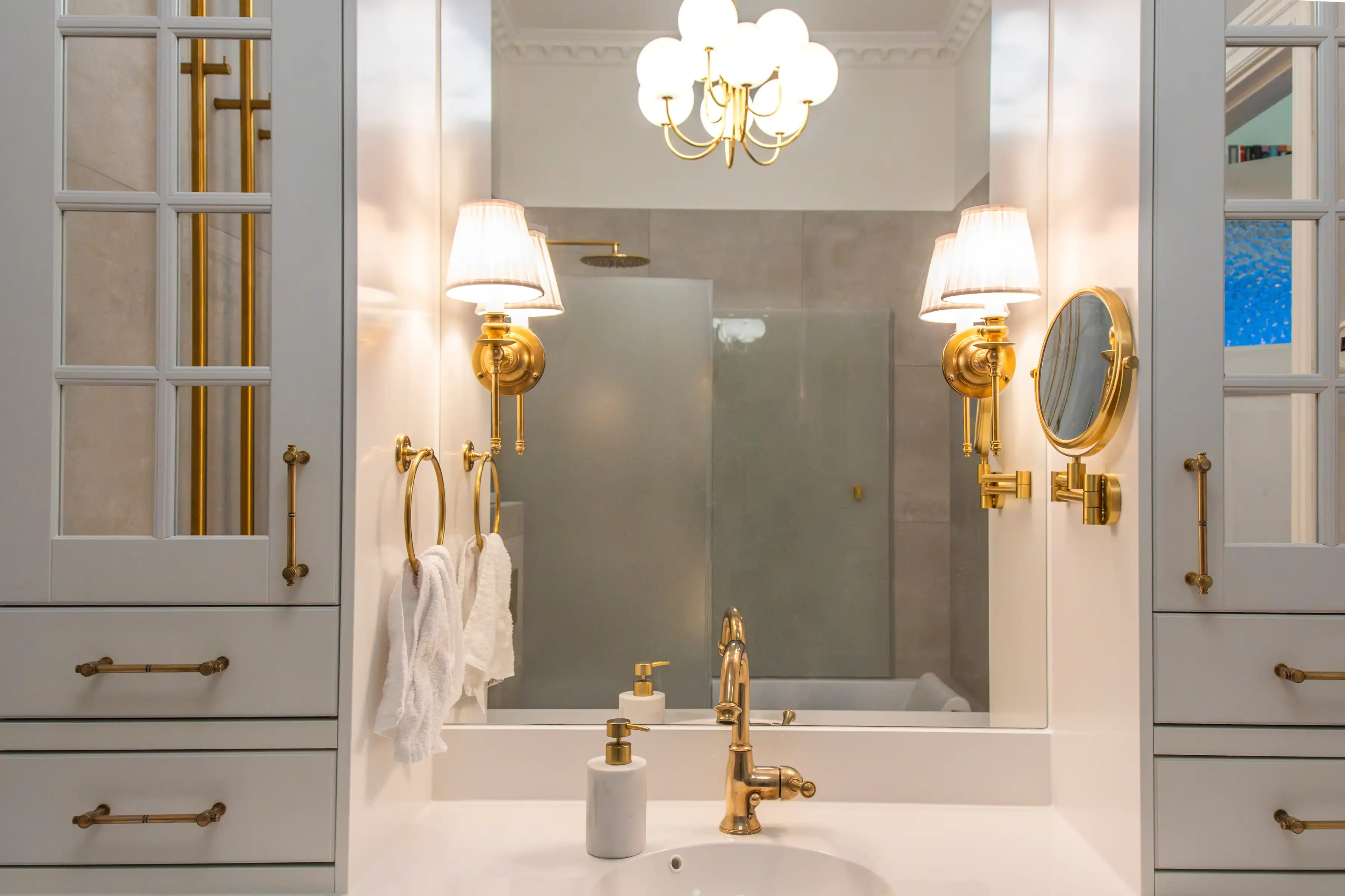 Badrum i sekelskiftesstil med mässingsdetaljer i Stockholm