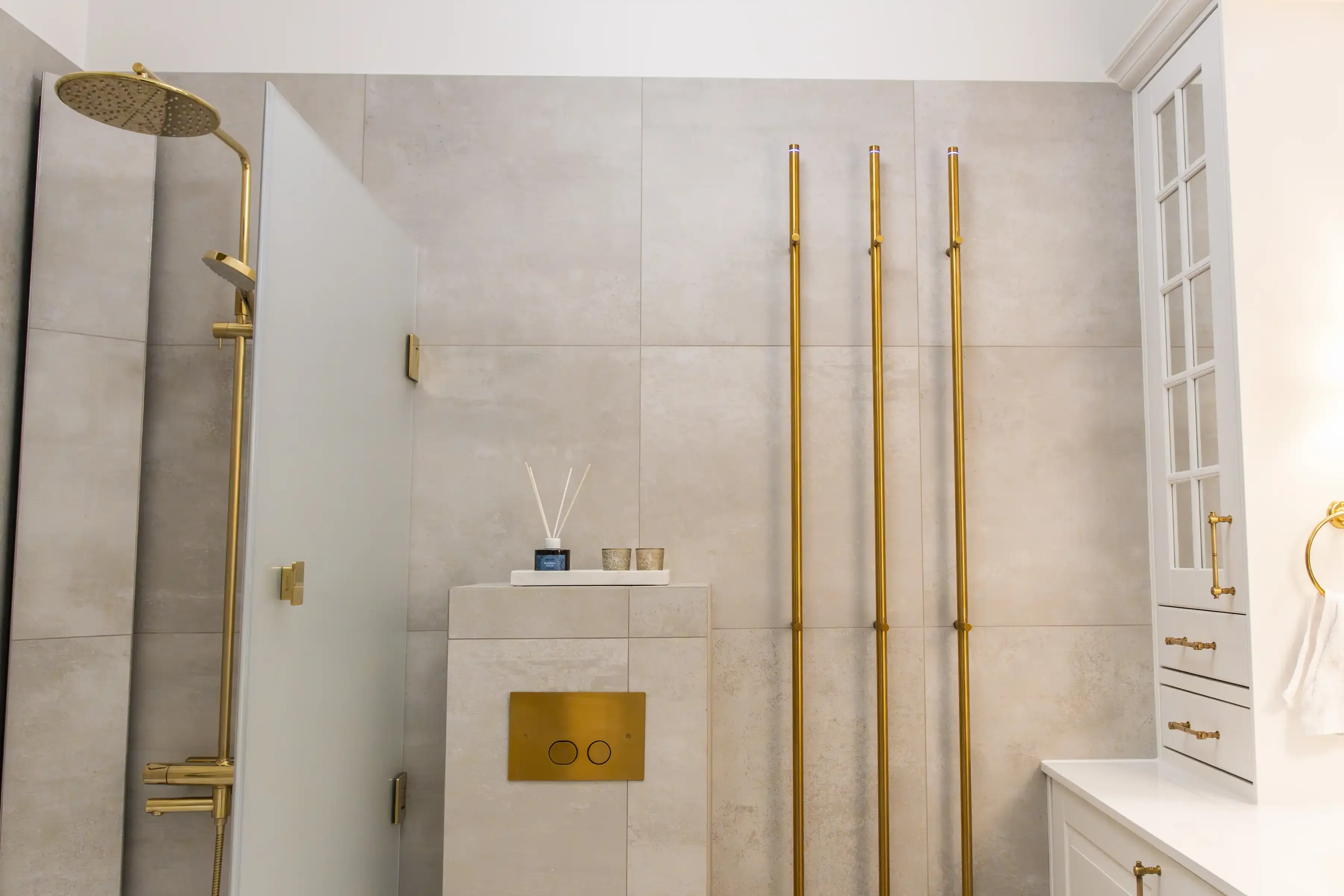 Före och efter jämförelse badrumsrenovering