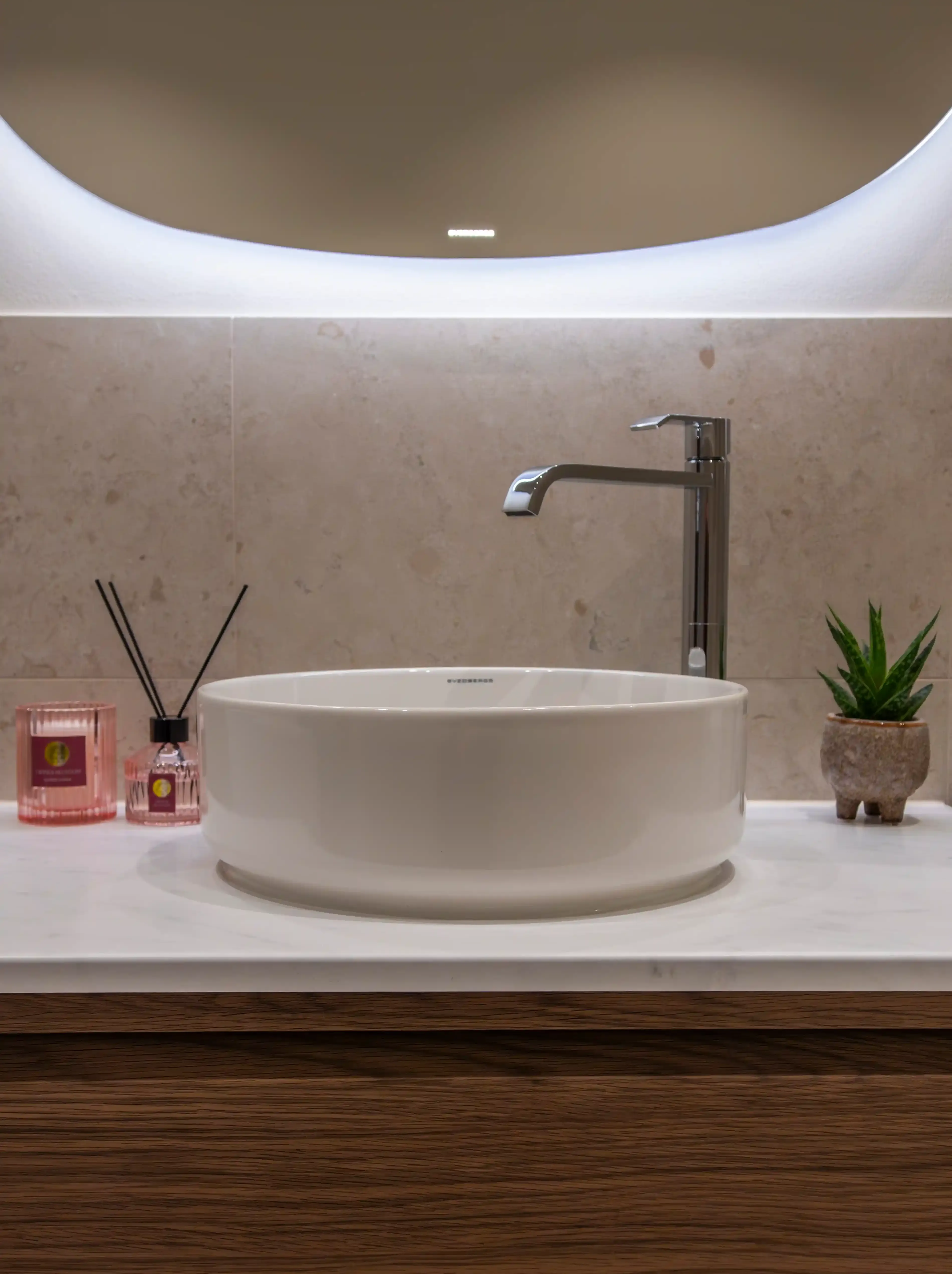 Nyrenoverat kök med skåpluckor i trä och varm grå