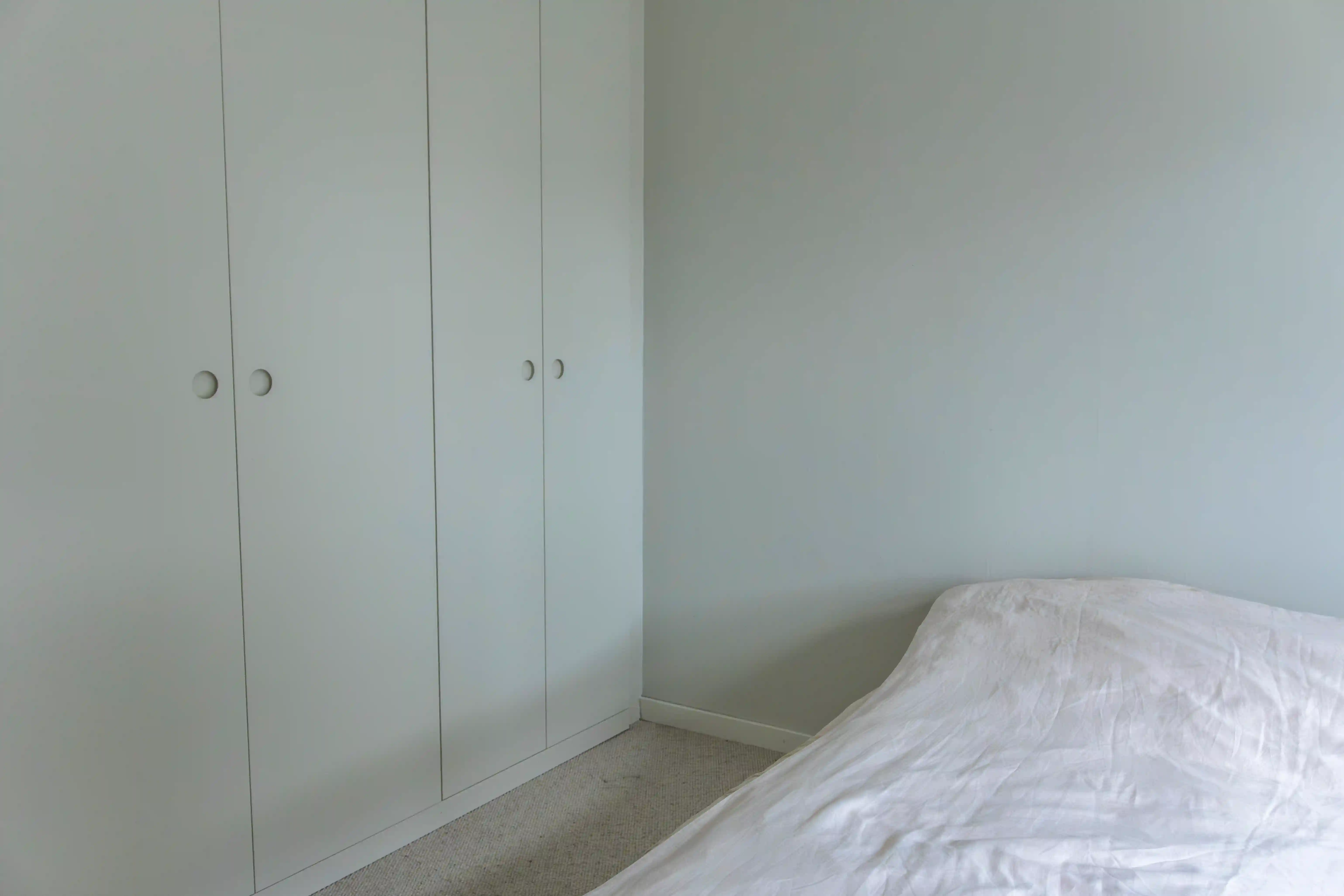 Sovrum med platsbyggda garderober