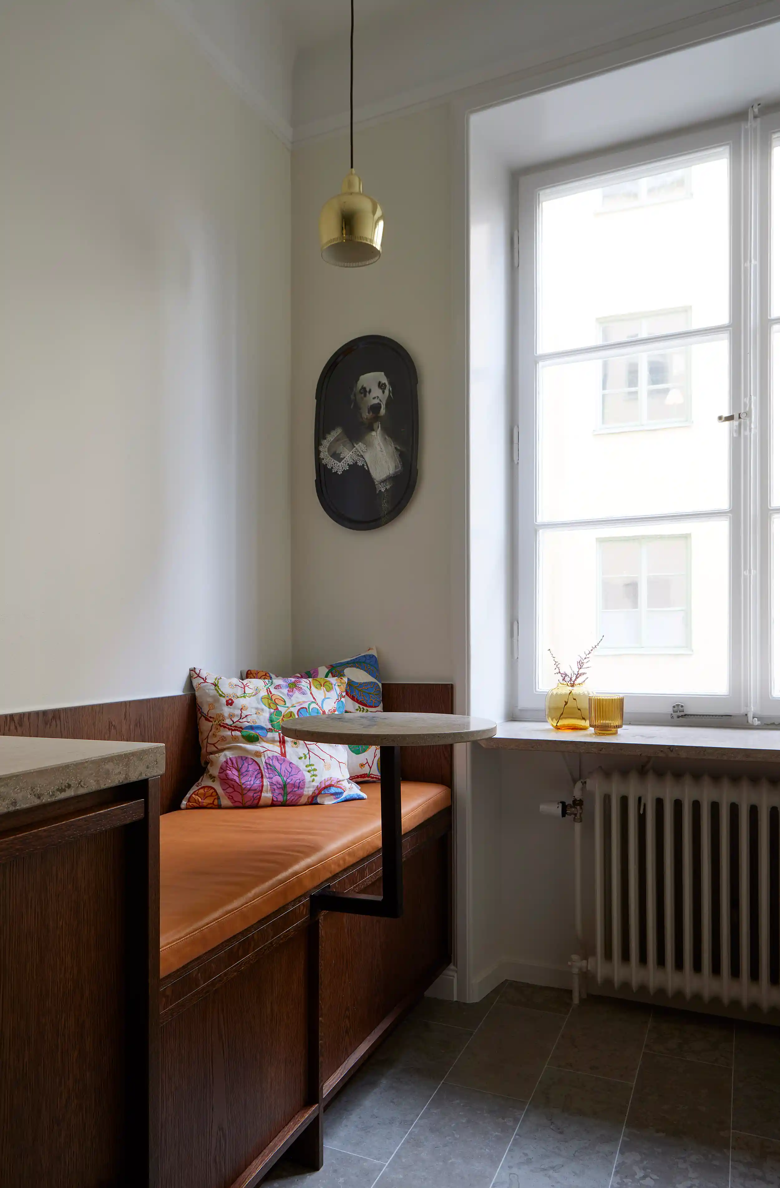 Kök med cafebord