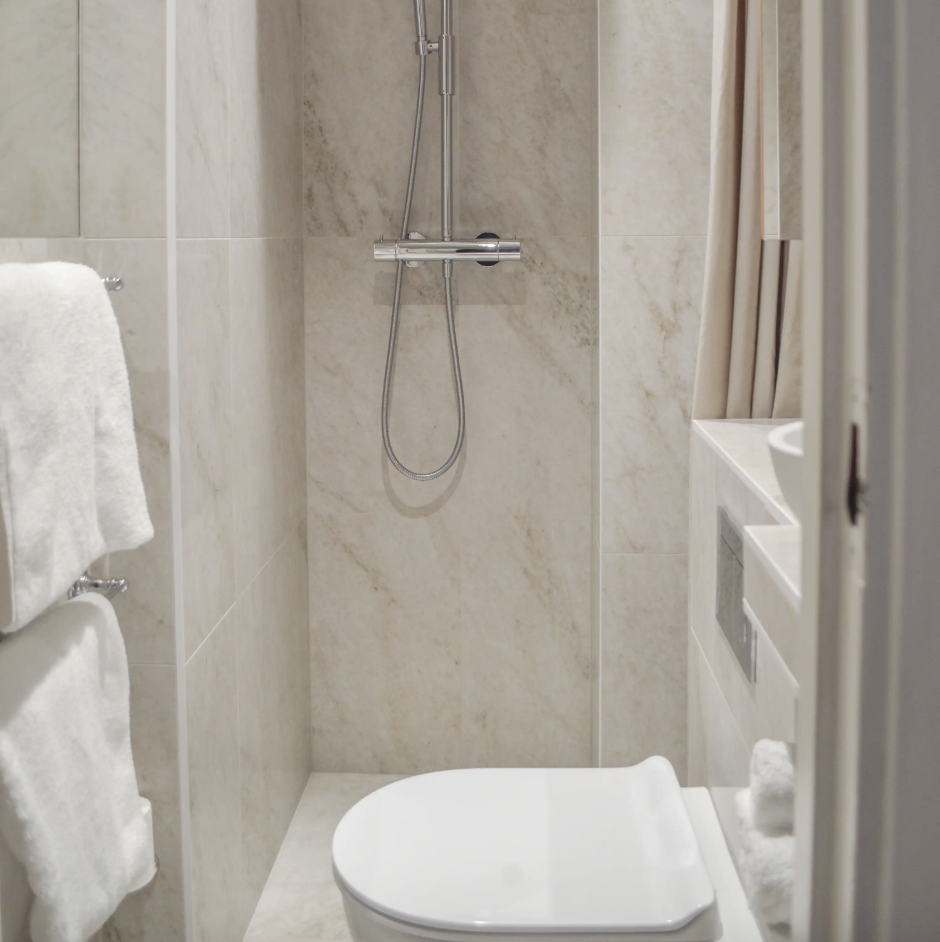 Litet badrum i en ljus och varm ton