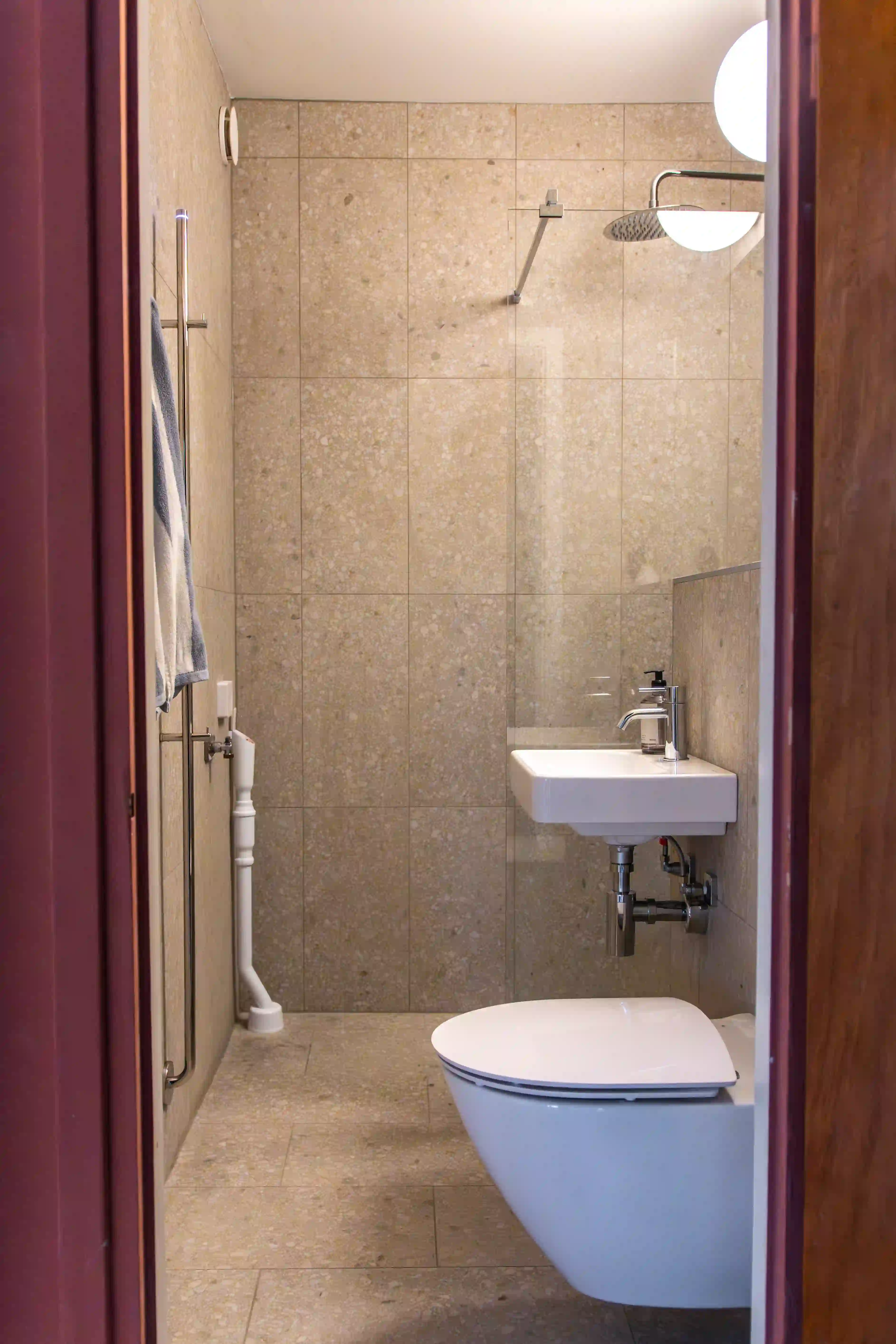 Före och efter badrumsrenovering