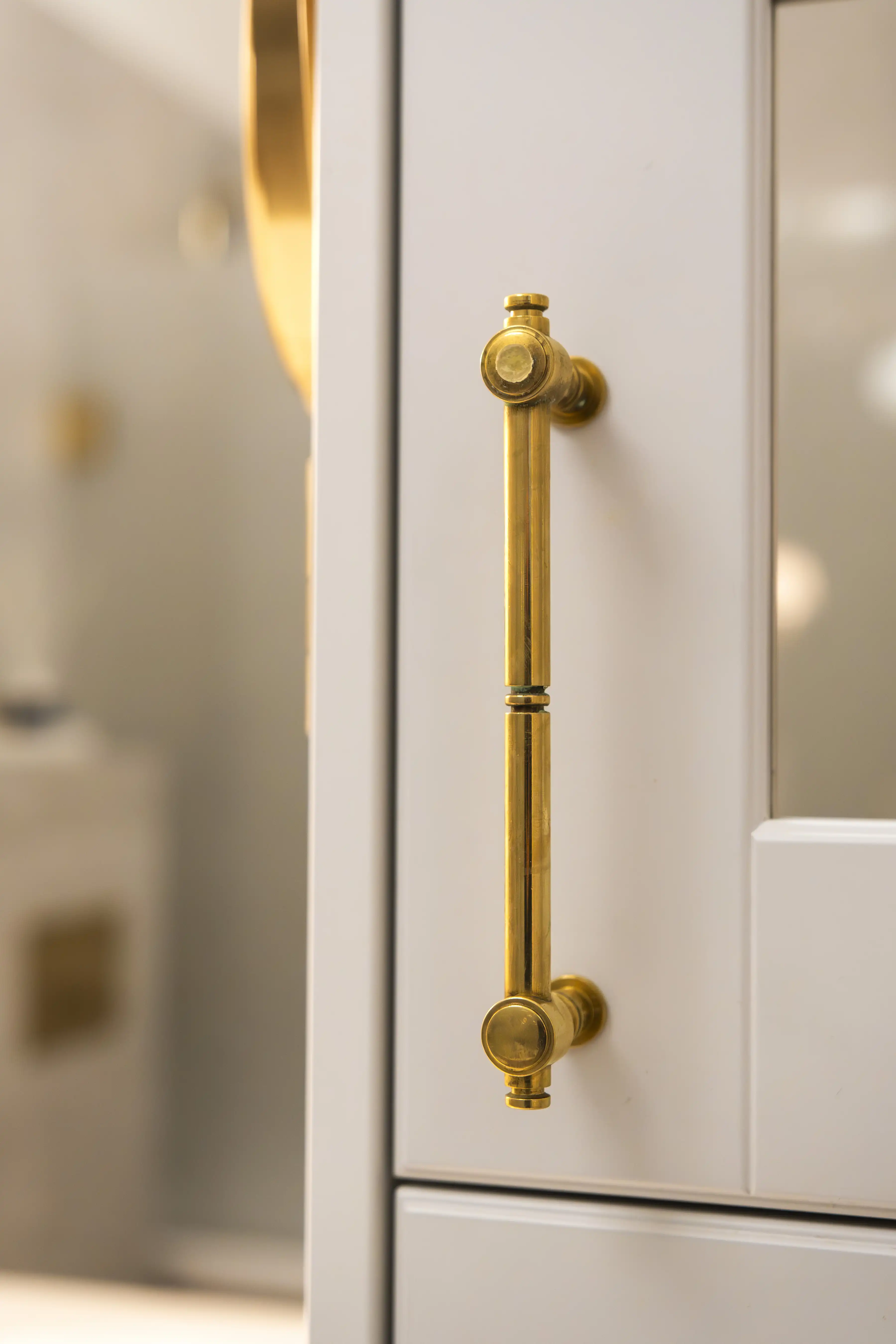 handtag spegelskåp i mässing