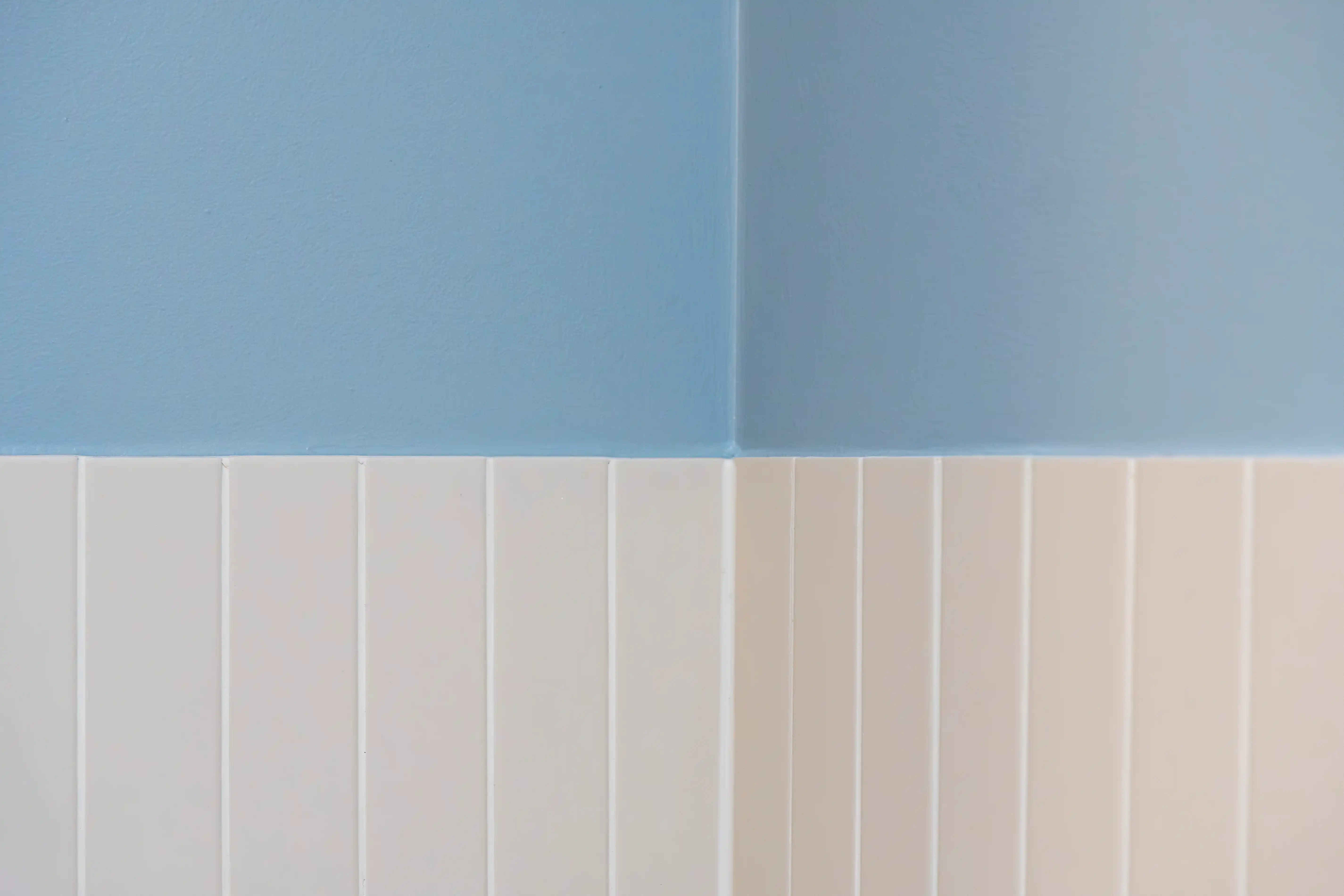 Badrumsrenovering med kommod i ek