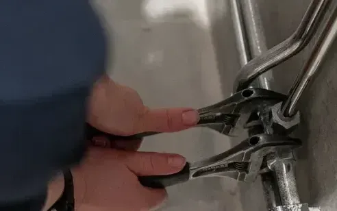 Rörmokare skruvar på vattenledning