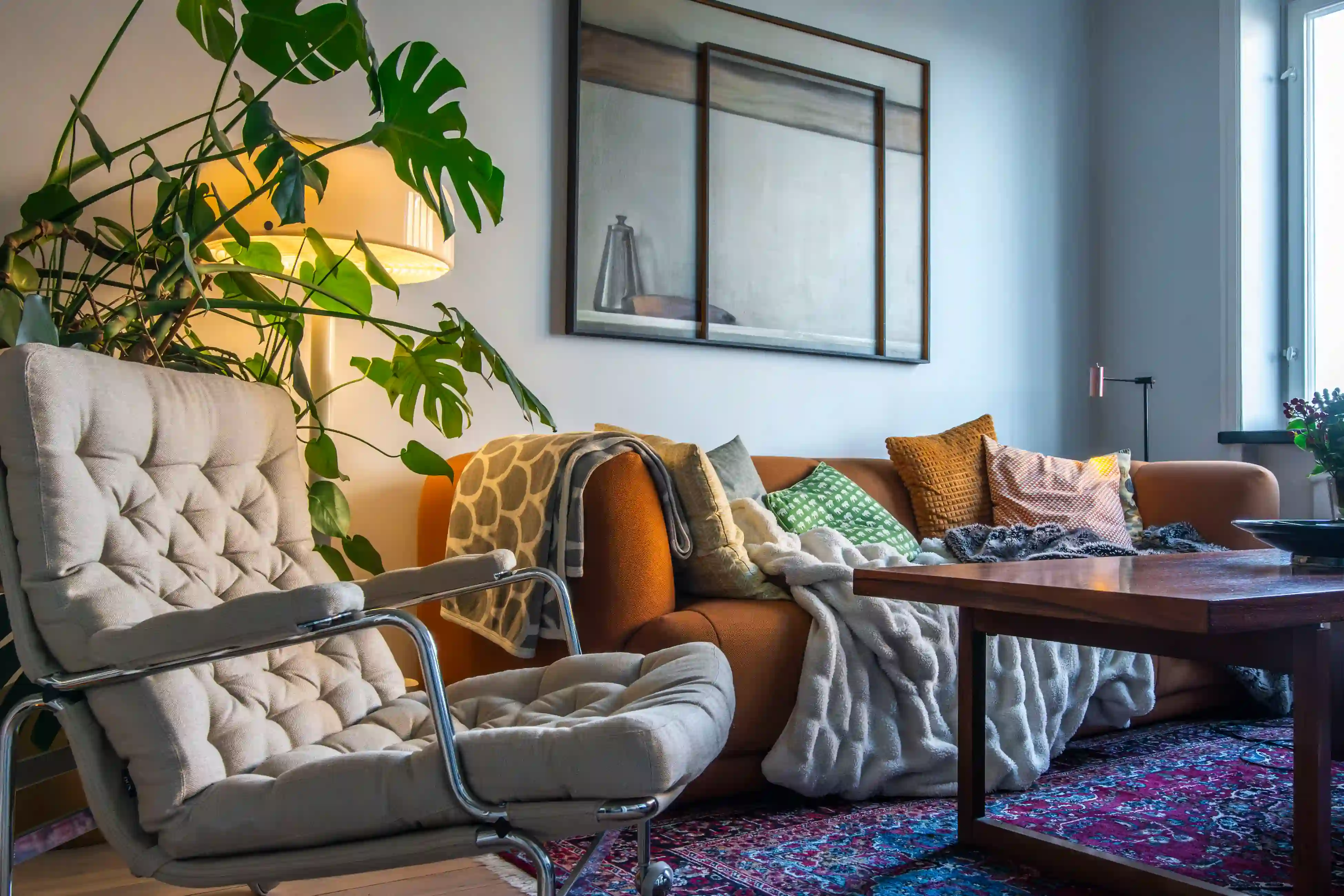 Vardagsrum med ljust blåa väggar