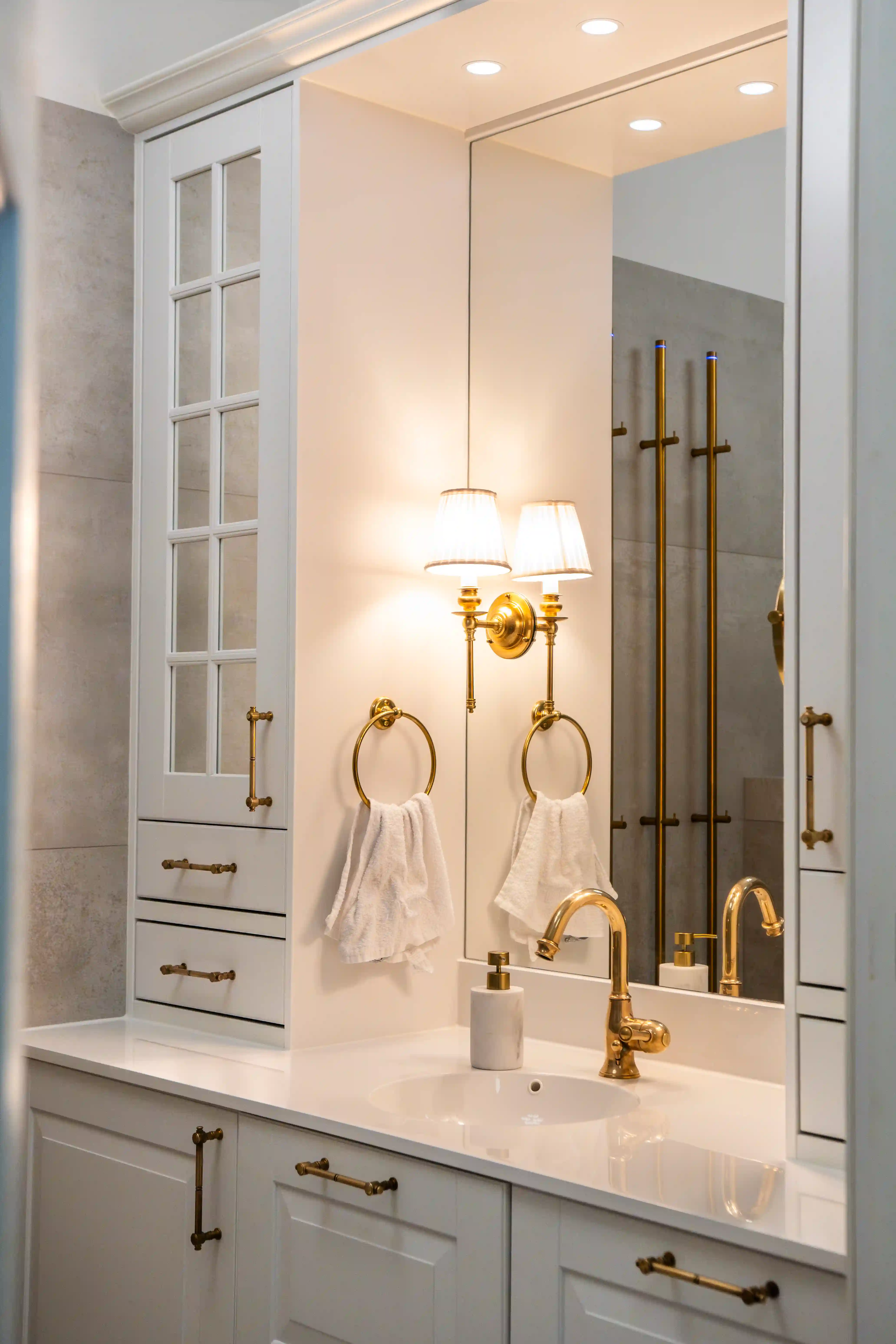 spegelskåp från marlbodal underifrån med mässing