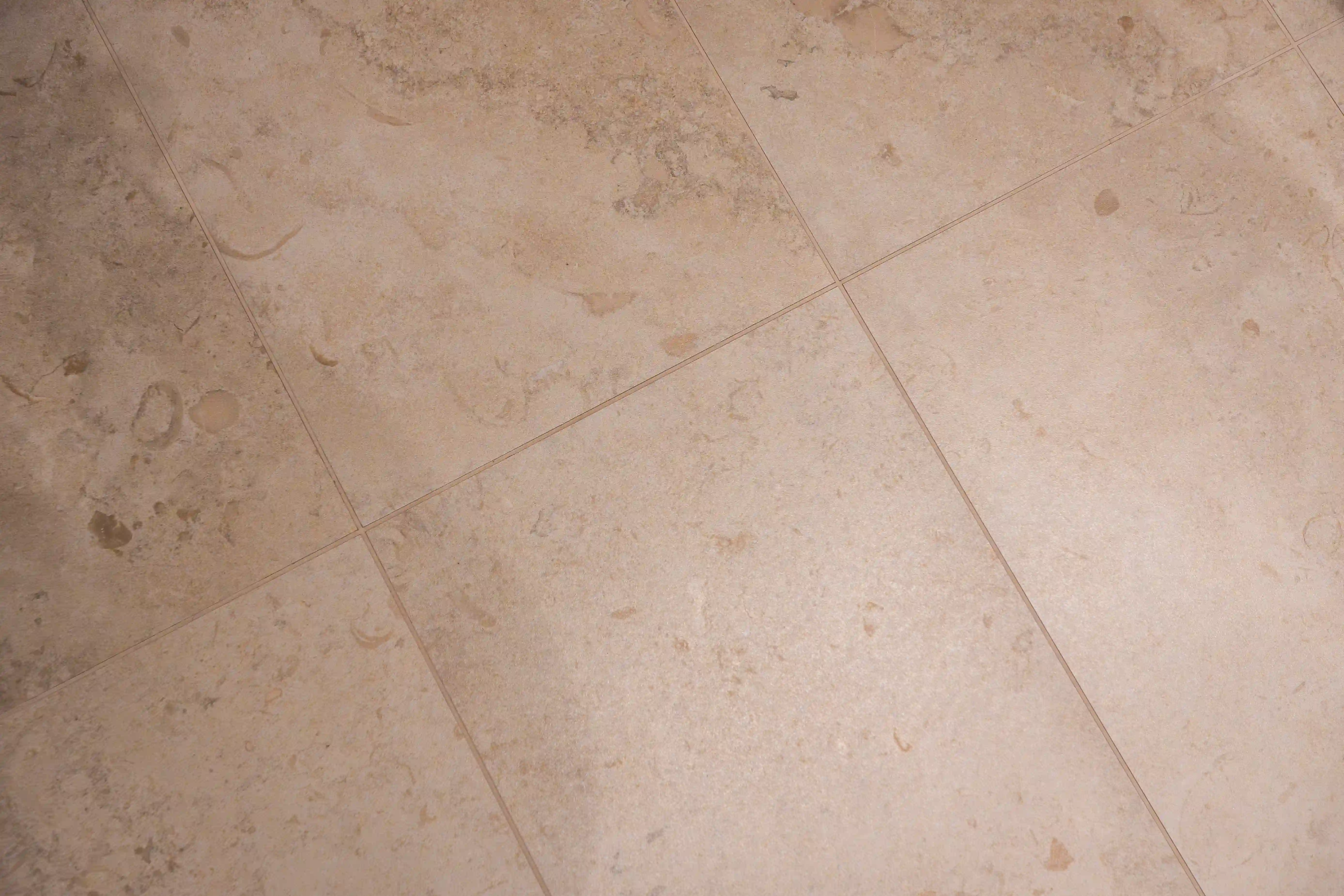 Renoverad matsal med bord