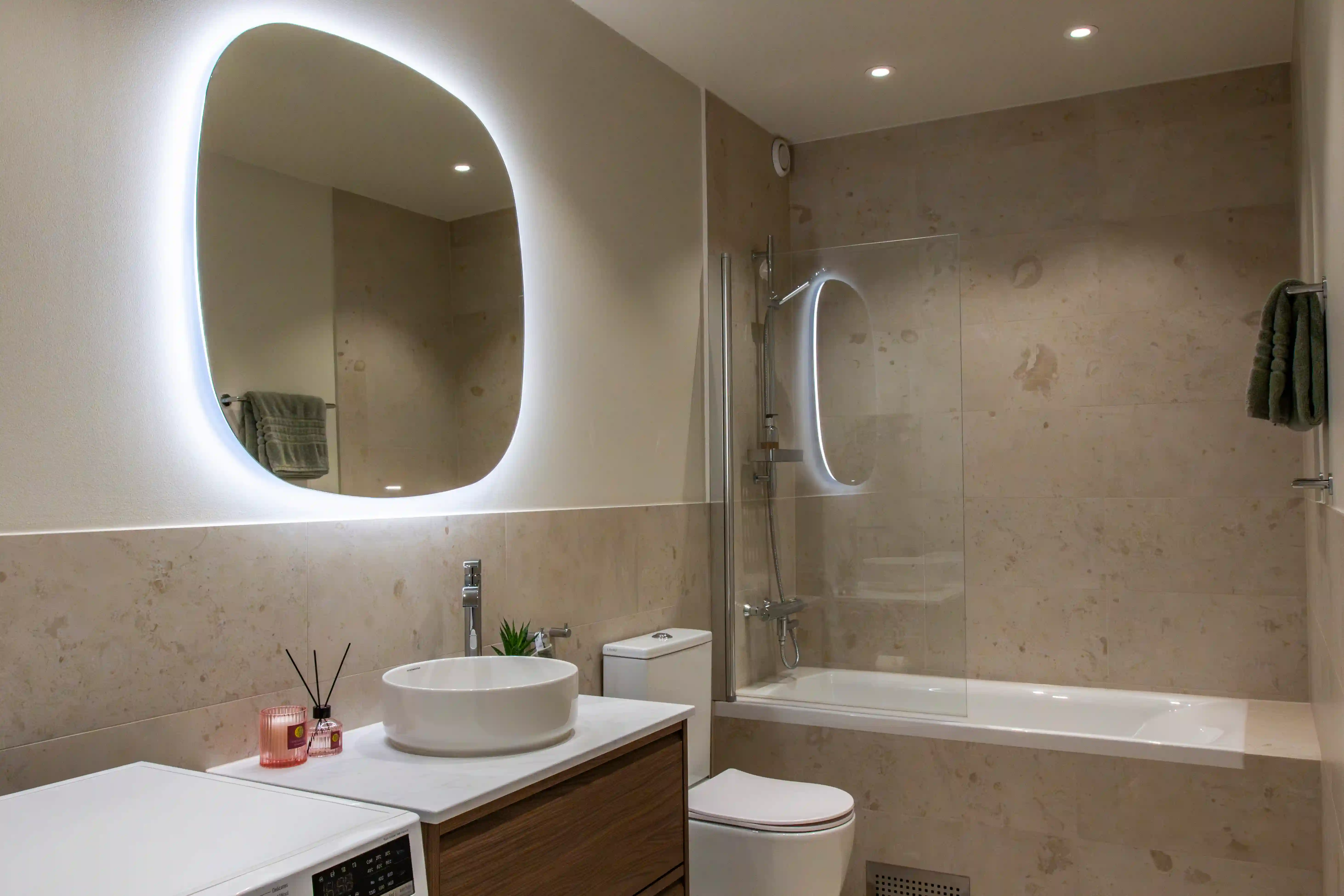 Halvkaklat badrum med beige kakel