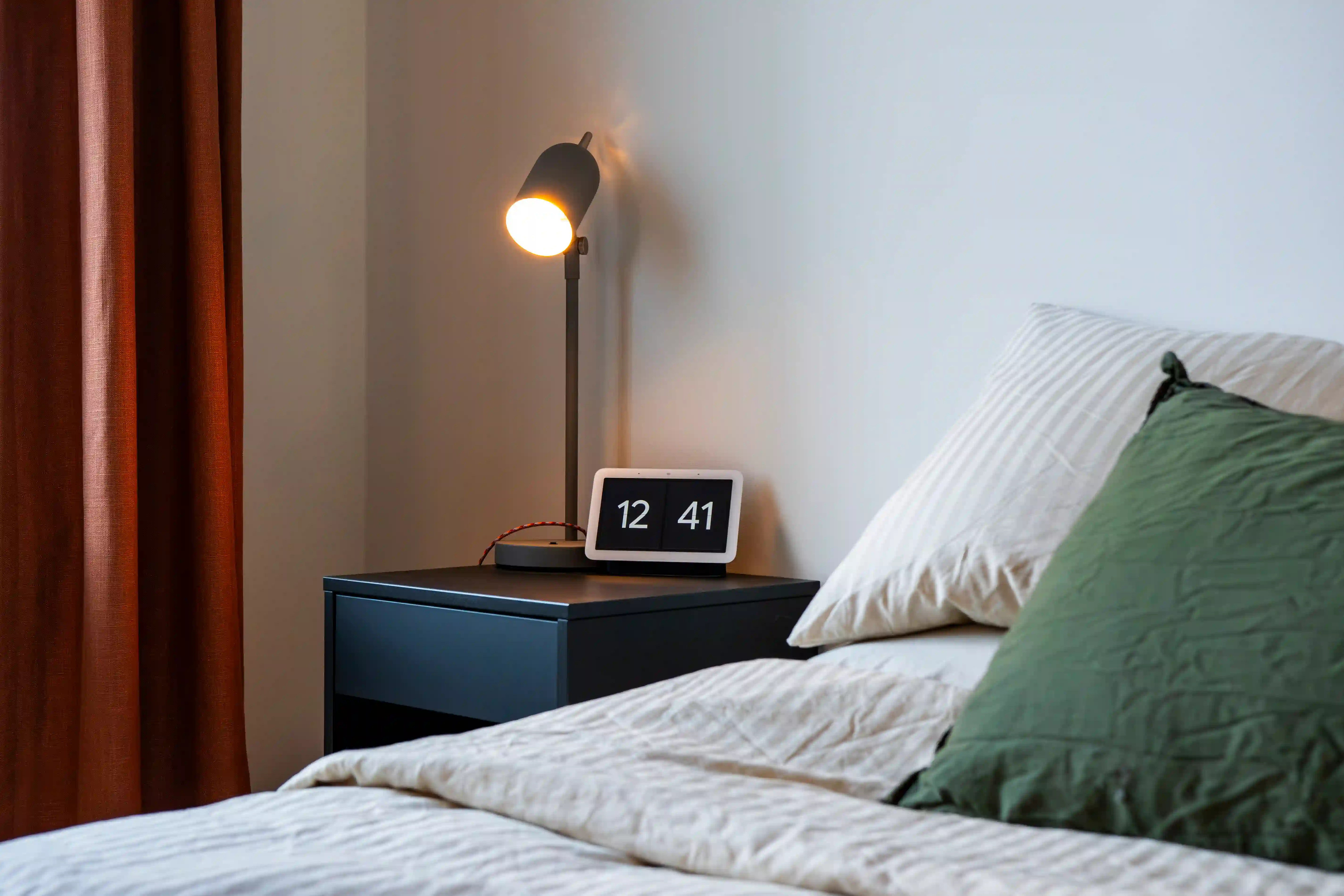 Sovrum med varm vit kulör