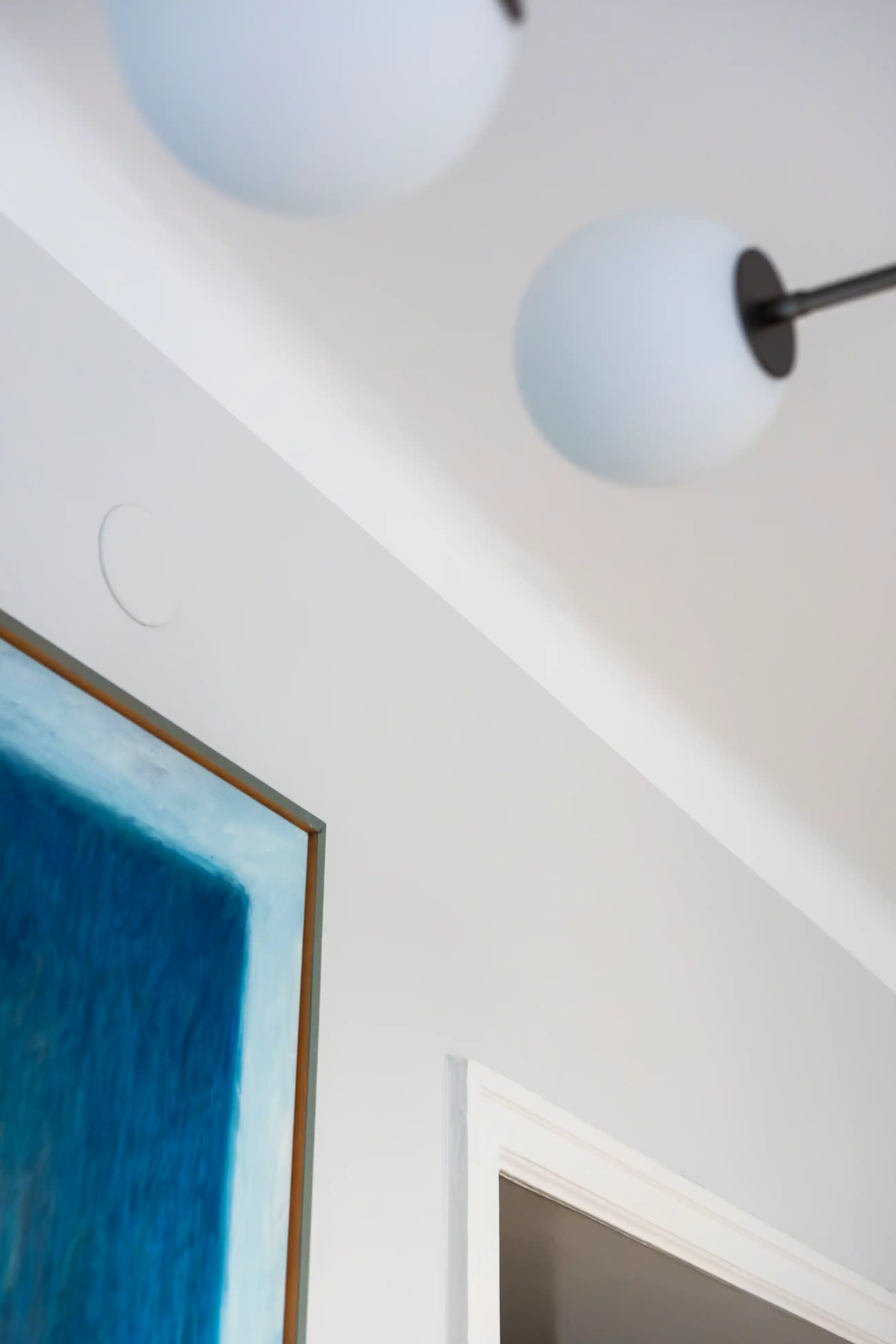 Renoverad matsal med bord