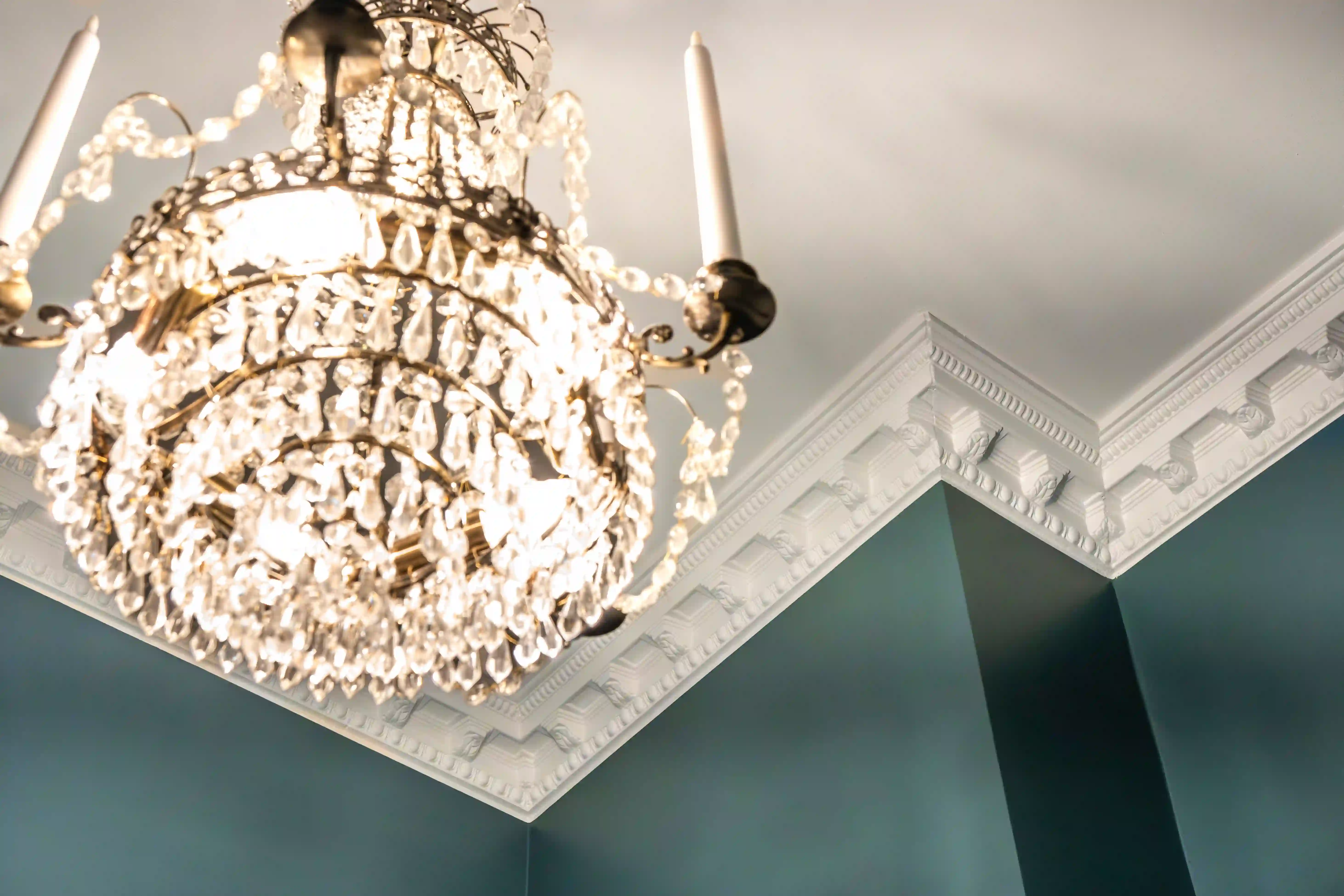 Renoverad matsal med bord