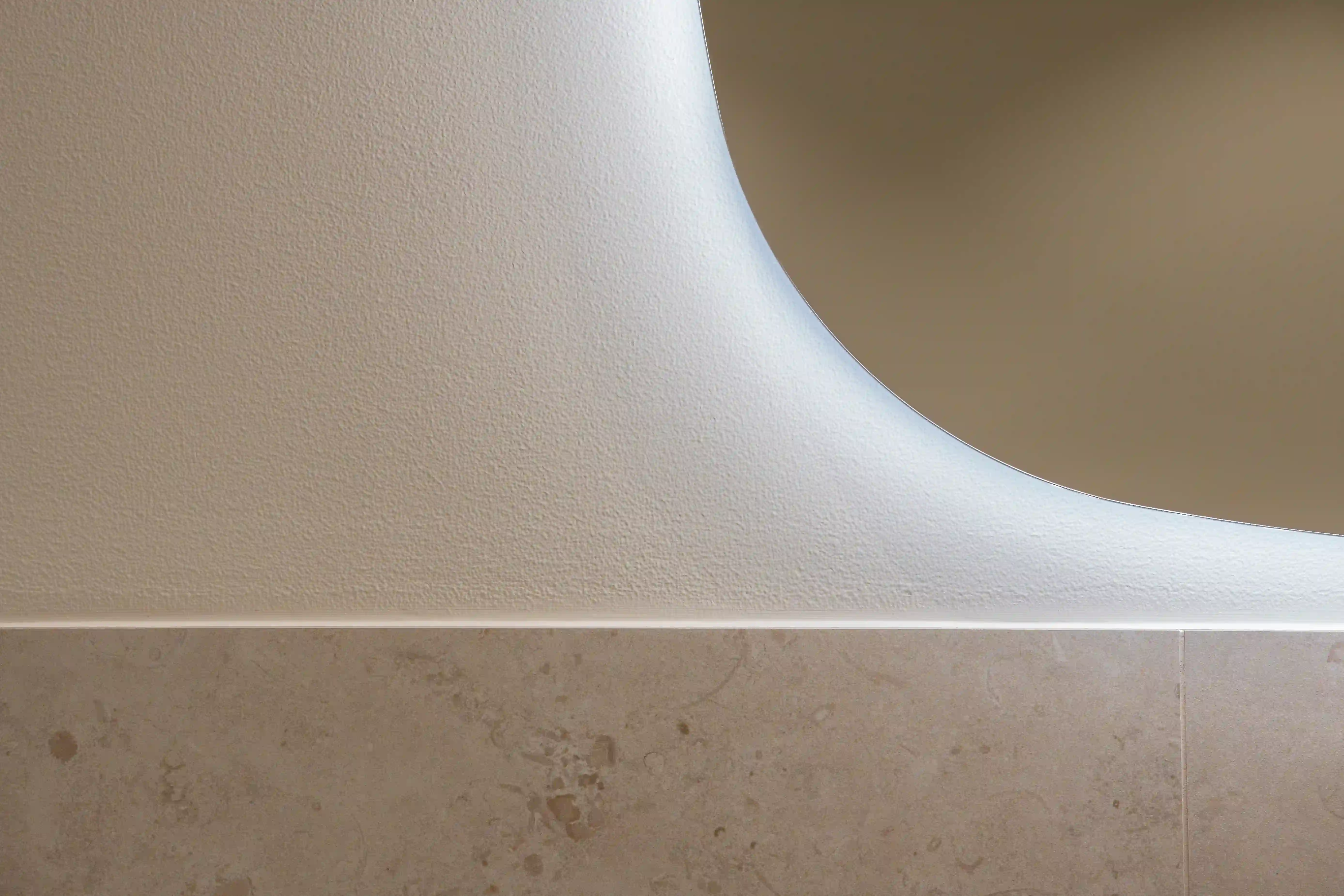 Varmt vitt målade väggar