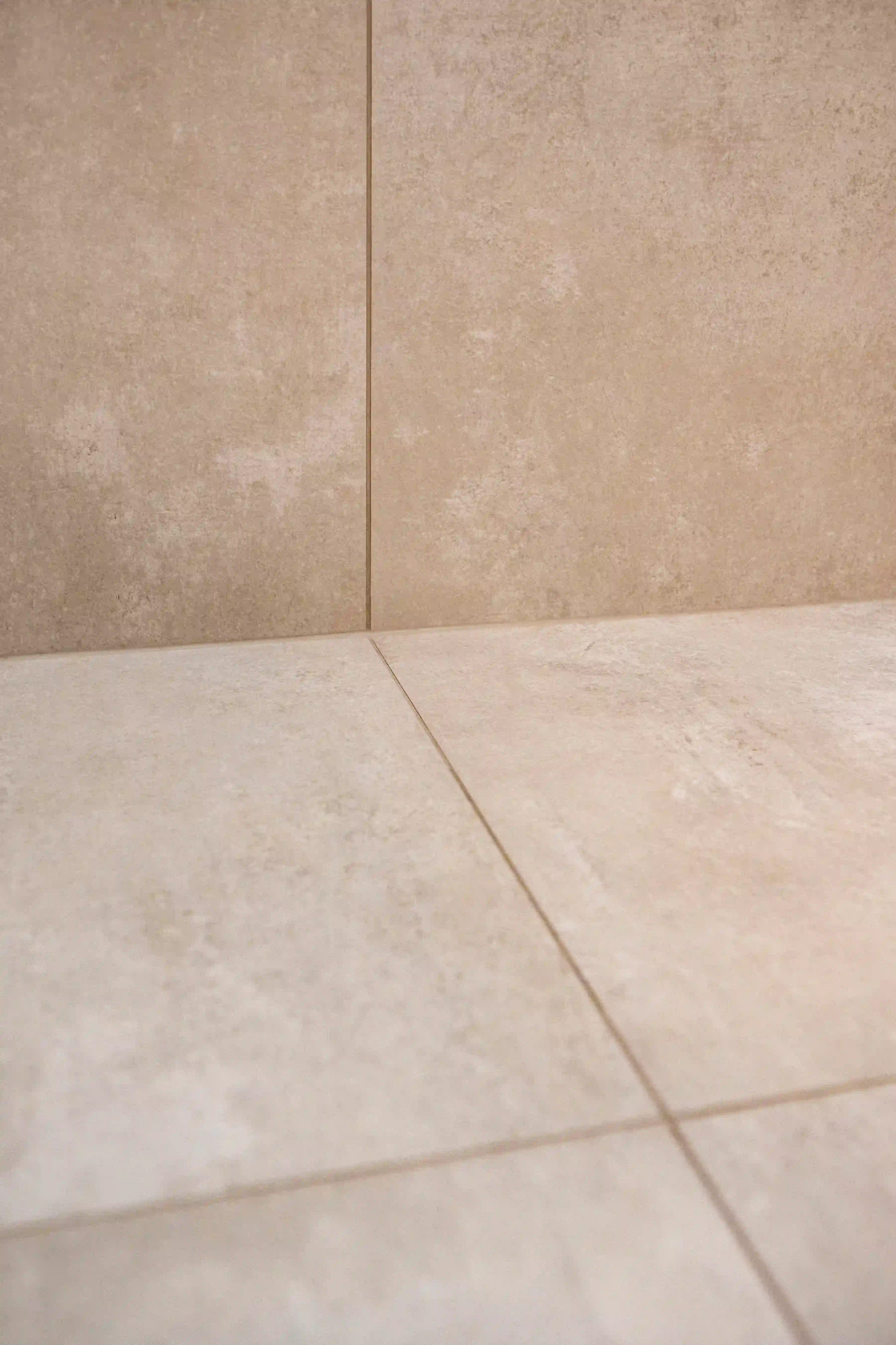 närbild på kakel och klinker  i varm ton i badrum