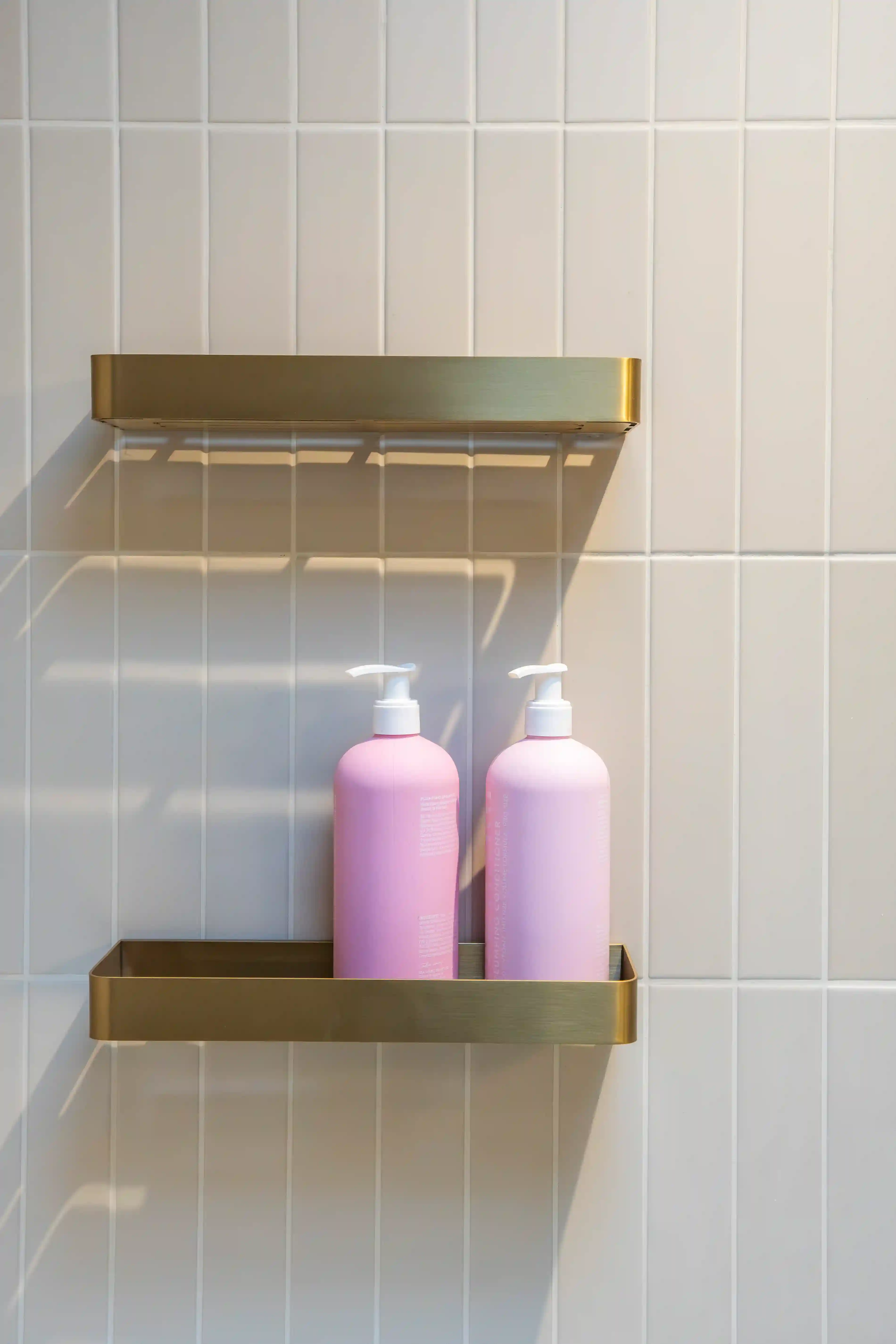 Duschhylla i mässing