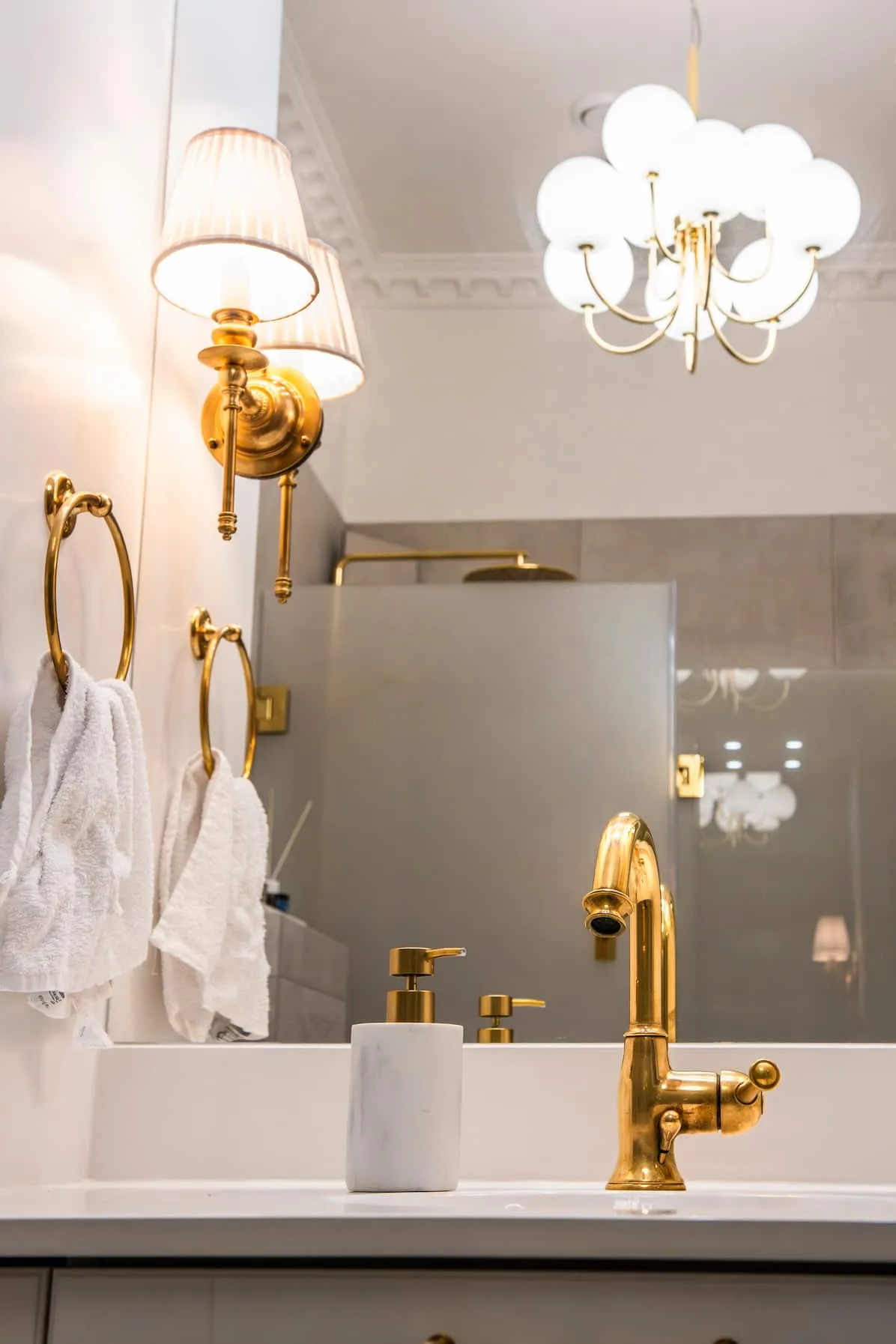 Handfat med kran och handuksshållare i mässing