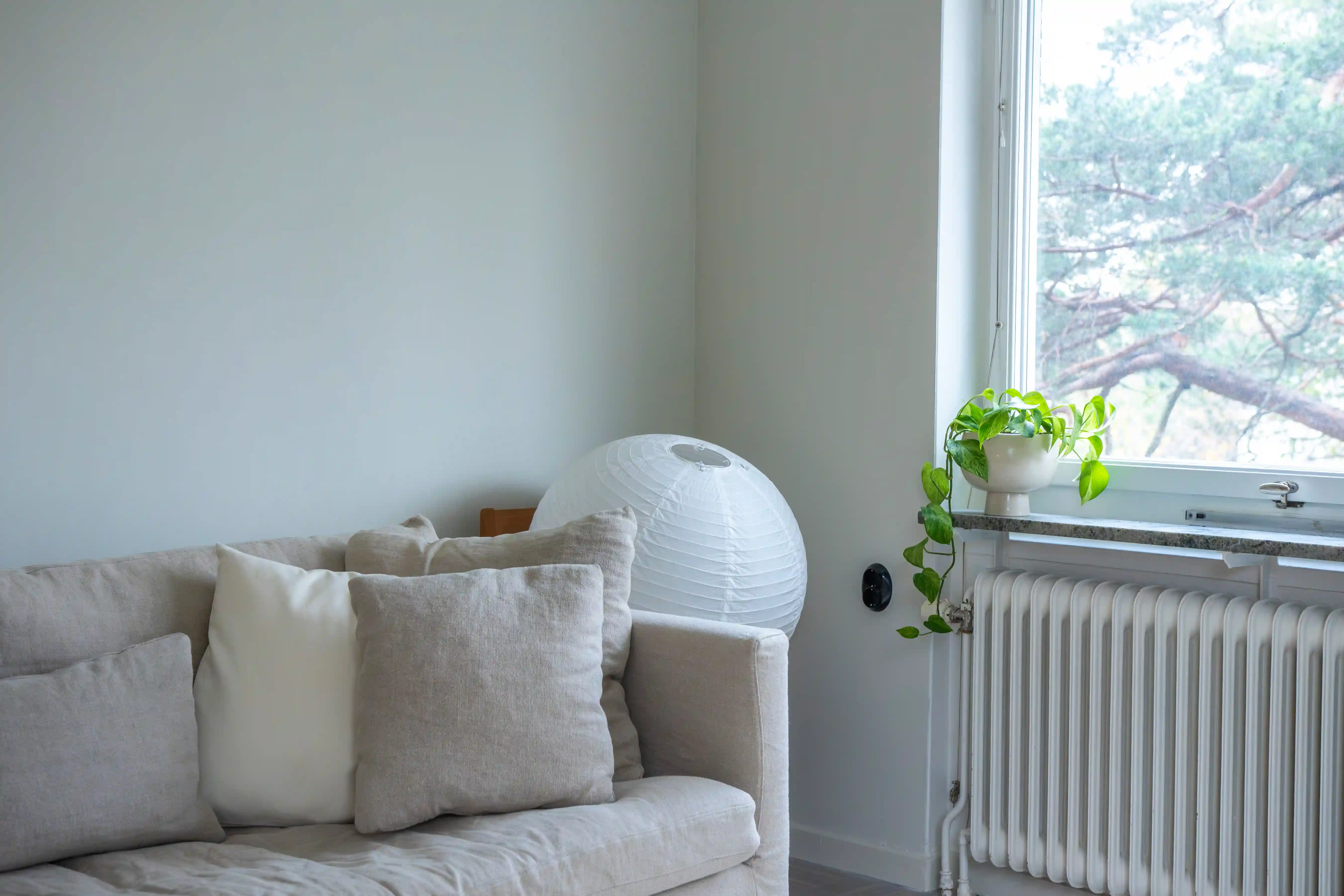 Renoverad matsal med bord